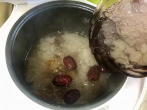一小时后加入雪燕和皂角米，接着煲30分钟。