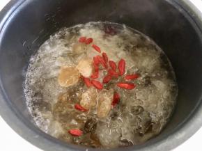 最后加入枸杞和冰糖继续煲10分钟即可。