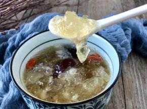 桃胶的软硬程度和糯耳汤的浓稠度恰到好处，吃一口就停不下来～