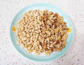 准备好熟的花生仁和核桃仁。