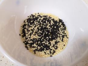 准备好熟的黑白芝麻。