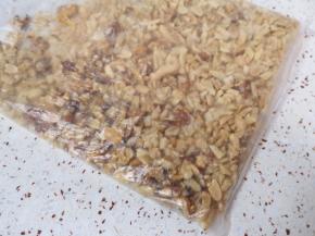 将花生仁和核桃仁一起装进保鲜袋，用擀面杖敲成大颗粒状。