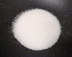 不粘锅内倒入白砂糖和盐。