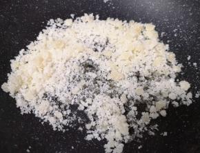 小火不停的翻炒至颗粒状。