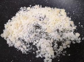 小火不停的翻炒至颗粒状。