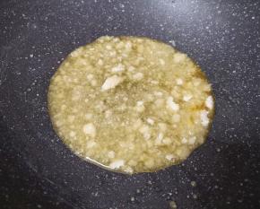 继续小火翻炒至白砂糖开始融化。