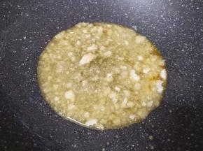 继续小火翻炒至白砂糖开始融化。