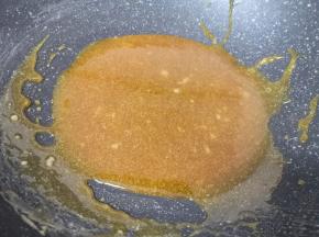 直到白砂糖完全融化，颜色变成琥珀色。