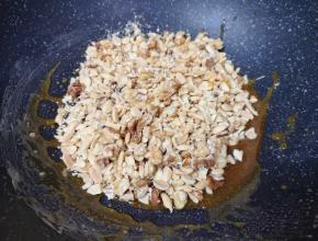 下入混合好的果仁。