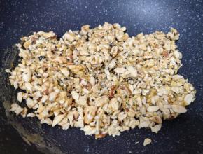 不停的翻炒至果仁上面全都粘上糖，黏在一起，然后关火。