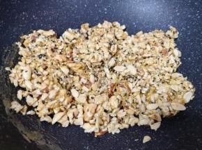 不停的翻炒至果仁上面全都粘上糖，黏在一起，然后关火。