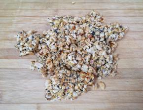 将炒好的果仁倒在案板上。