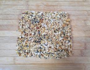 用擀面杖和刮板整形，趁着温热的时候切成块。