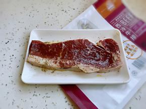 用厨房纸吸干表面水分，撒上黑胡椒碎、海盐、香草碎腌制入味。
