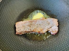 煎三分钟后翻面，取一小块黄油，放在牛排上融化，再煎四分钟。期间用勺子把黄油和橄榄油（已经融化在一起）不断舀起来淋在在牛排上，让黄油和橄榄油的味道充分被牛排吸收。