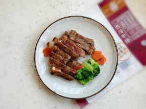 用刀切成块，搭配自己喜欢的蔬菜（我用了西兰花和胡萝卜，提前用开水焯熟），开吃。