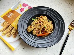 意面煮熟，蔬菜用橄榄油煎熟，放入意面拌匀，装盘，撒上黑胡椒碎，海盐，把炸好的牛肉棒摆在旁边，即可享用。