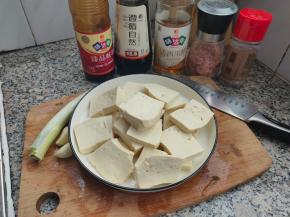 豆腐冲洗干净，切成厚片。