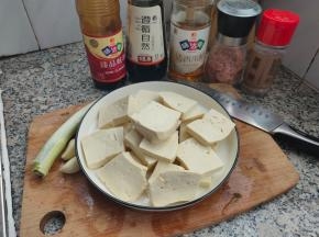 豆腐冲洗干净，切成厚片。