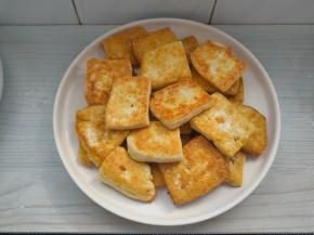 直至两面均煎至金黄色，装盘备用。