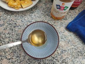 然后准备料汁，3勺六月鲜特级酱油、1勺味达美臻品蚝油、2勺味达美清香米醋、1勺细砂糖、1勺淀粉一并放入小碗内。