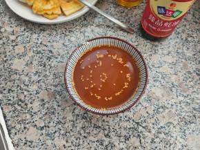 接着倒入纯净水搅拌均匀，再加入一点熟白芝麻更佳。