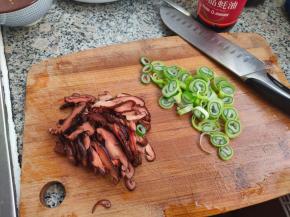 把香菇用热水烫洗干净切丝，再准备点葱花。