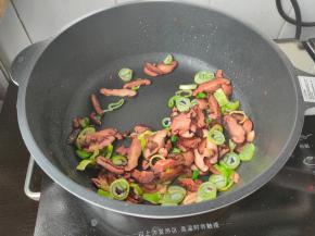 起锅热油，下葱花、香菇炒香。