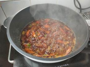 倒入准备好的料汁，轻轻炒匀，煮至汤汁沸腾。