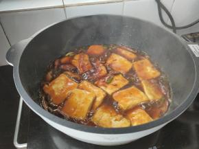 然后下入煎好的豆腐。