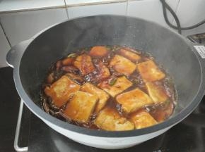 然后下入煎好的豆腐。