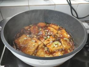 轻轻的翻炒让每块豆腐均沾上汤汁，撒上葱花，小火炖煮2分钟左右即可。