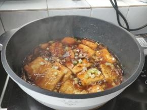 轻轻的翻炒让每块豆腐均沾上汤汁，撒上葱花，小火炖煮2分钟左右即可。
