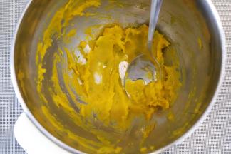 南瓜去皮切成薄片，放入蒸锅内蒸熟（10分钟），放入容器内摊开放凉。