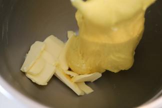 先2档揉成团，再转5档揉至面团面筋形成6-7成时放入黄油。