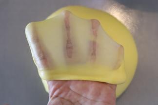 继续揉面，大概2-3分钟时检测面团，面筋形成8成时结束揉面程序。