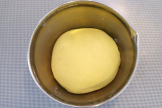 取出面团，滚圆后放入容器内，盖上保鲜膜，室温26度左右进行一发。