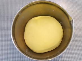 取出面团，滚圆后放入容器内，盖上保鲜膜，室温26度左右进行一发。