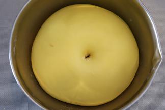 面团发酵1.5-2倍大，洞口呈肚脐状。