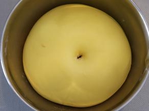 面团发酵1.5-2倍大，洞口呈肚脐状。