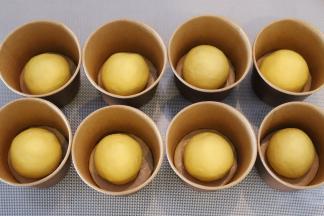 再次轻压排气，滚圆，放入杯子蛋糕模内（杯子纸托高7cm,底直径7cm）。