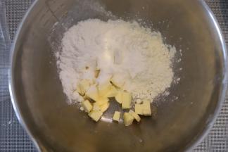 发酵面包的时候做酥粒，冷藏的黄油切成小块，加入糖粉和低筋面粉。