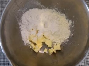 发酵面包的时候做酥粒，冷藏的黄油切成小块，加入糖粉和低筋面粉。