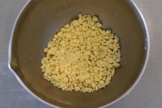 捏搓成粗粒，加入杏仁粉搓成细粗粒，放入冰箱冷藏备用