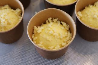 表面喷少许的清水，随意撒上酥粒。