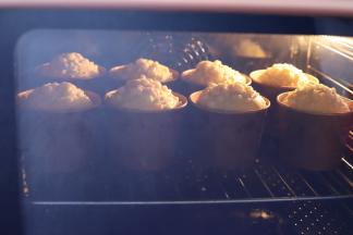 注意观察面包的上色情况，稍有上色可以盖上锡纸防止上色过深。