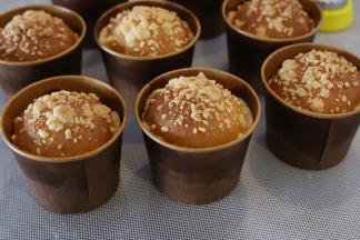 出炉移至晾架上放至手温后食用。