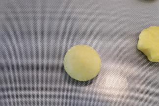 将面团轻压排气，平均分成8份，一份大概63克左右，盖保鲜膜静置15分钟。