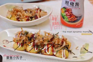 做好的小丸子挤上照烧酱、沙拉酱，放上紫菜丝和柴鱼片。美味的章鱼烧就做好啦！