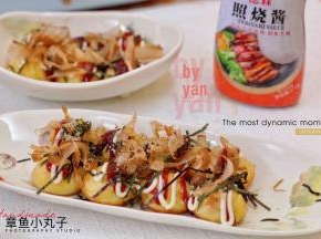 做好的小丸子挤上照烧酱、沙拉酱，放上紫菜丝和柴鱼片。美味的章鱼烧就做好啦！